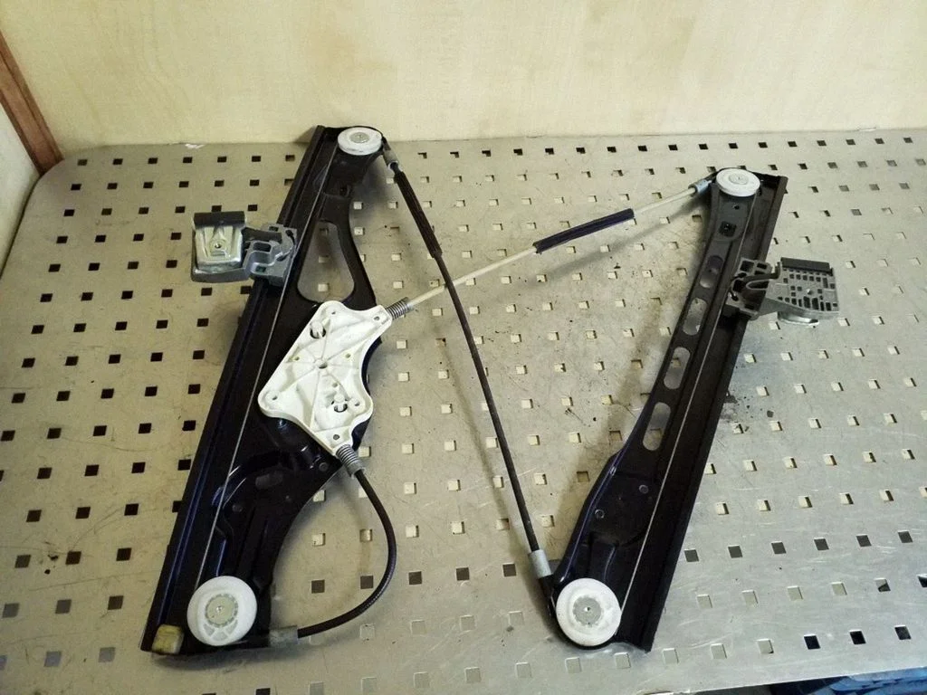 Front window lifting mechanism without motor A2117200146