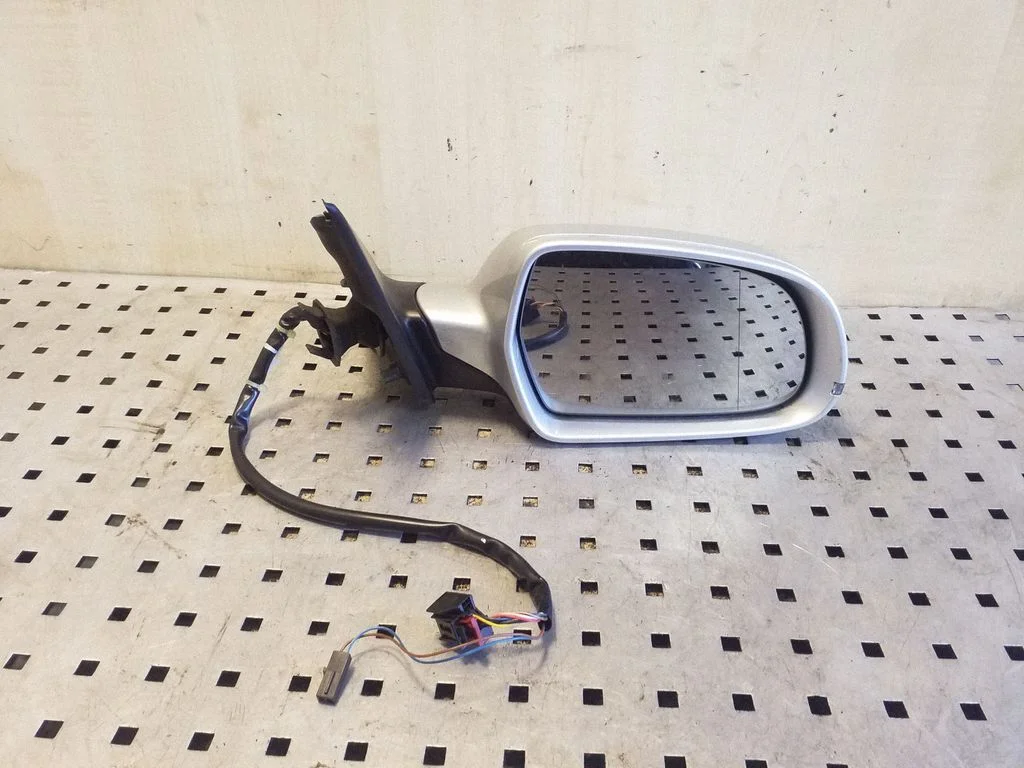 Esiukse elektriline välispeegel E1021053