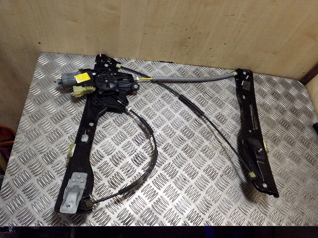 Front door window regulator with motor DS73F23200BG