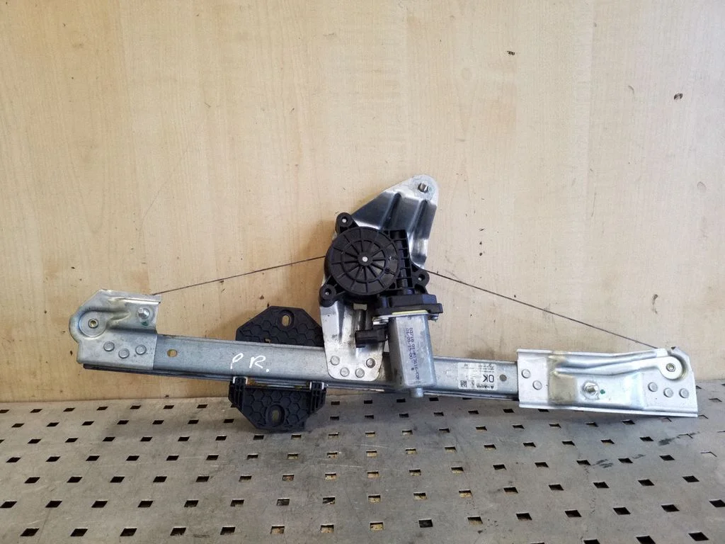 Front door window regulator with motor 807209299R