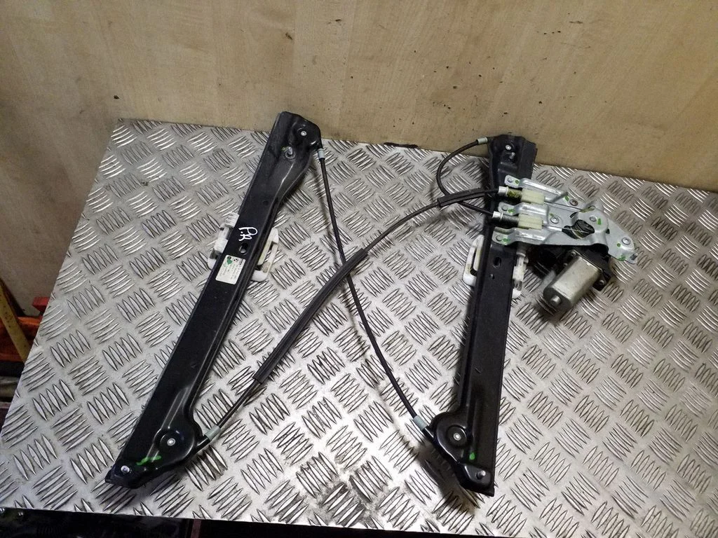 Priekšējā el. loga pacēlāja mehānisma komplekts 9800566 – Mini Cooper Countryman R60 (2011-2016)