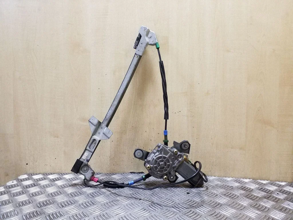 Front door window regulator with motor 4D0837397