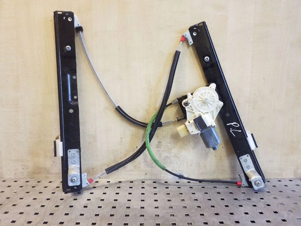 Front door window regulator with motor 7S71A23201BU