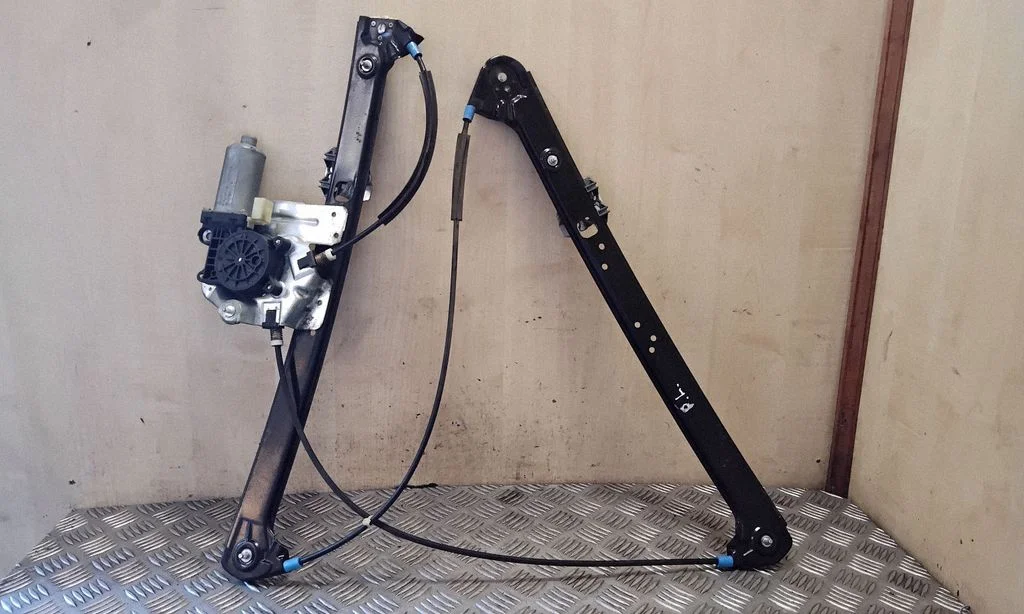 Front door window regulator with motor 83810199