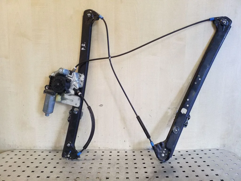 Front door window regulator with motor 83810209