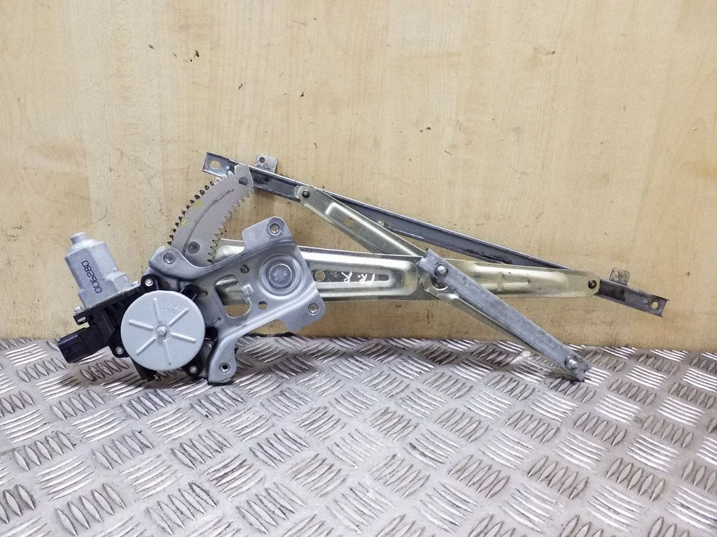 Front door window regulator with motor 5713A086