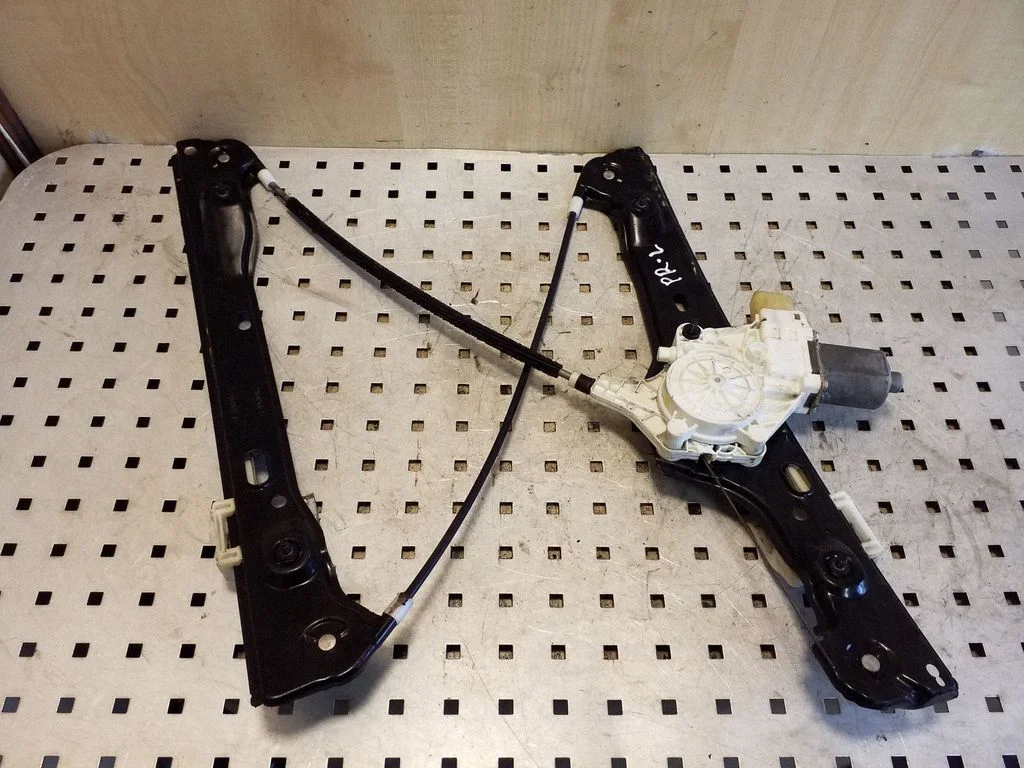 Front door window regulator with motor 7060265S