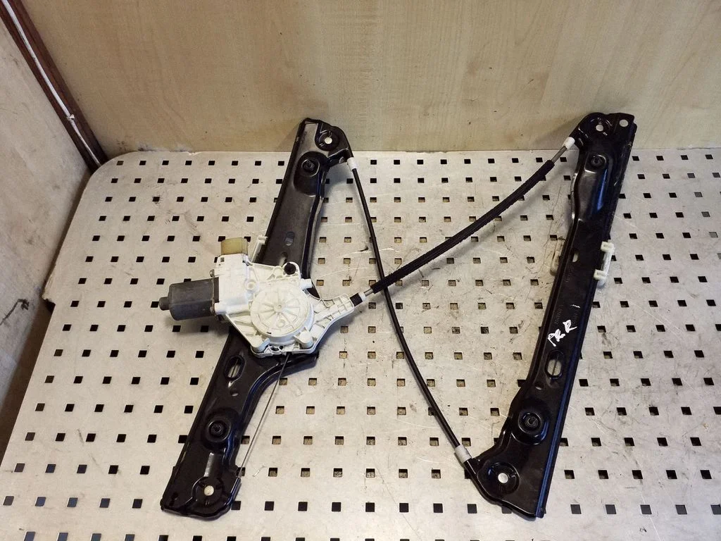 Front door window regulator with motor 7060266S