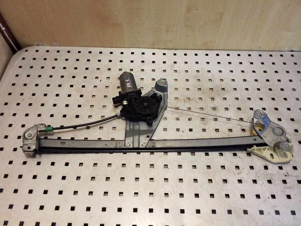 Priekinio el. lango pakėlimo mechanizmo komplektas