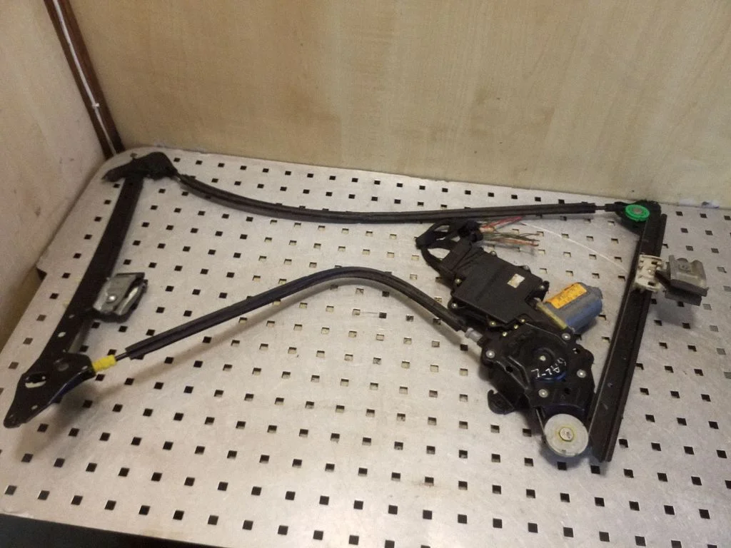 Priekinio el. lango pakėlimo mechanizmo komplektas