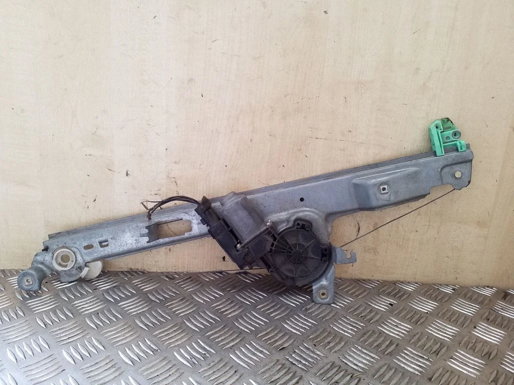 Front door window regulator with motor 440726F
