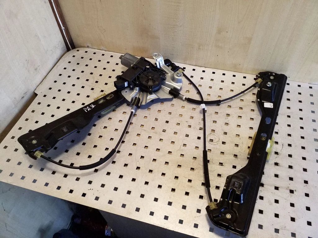 Priekinio el. lango pakėlimo mechanizmo komplektas