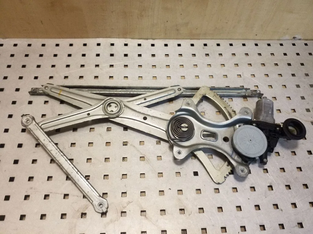 Front door window regulator with motor 8572058010