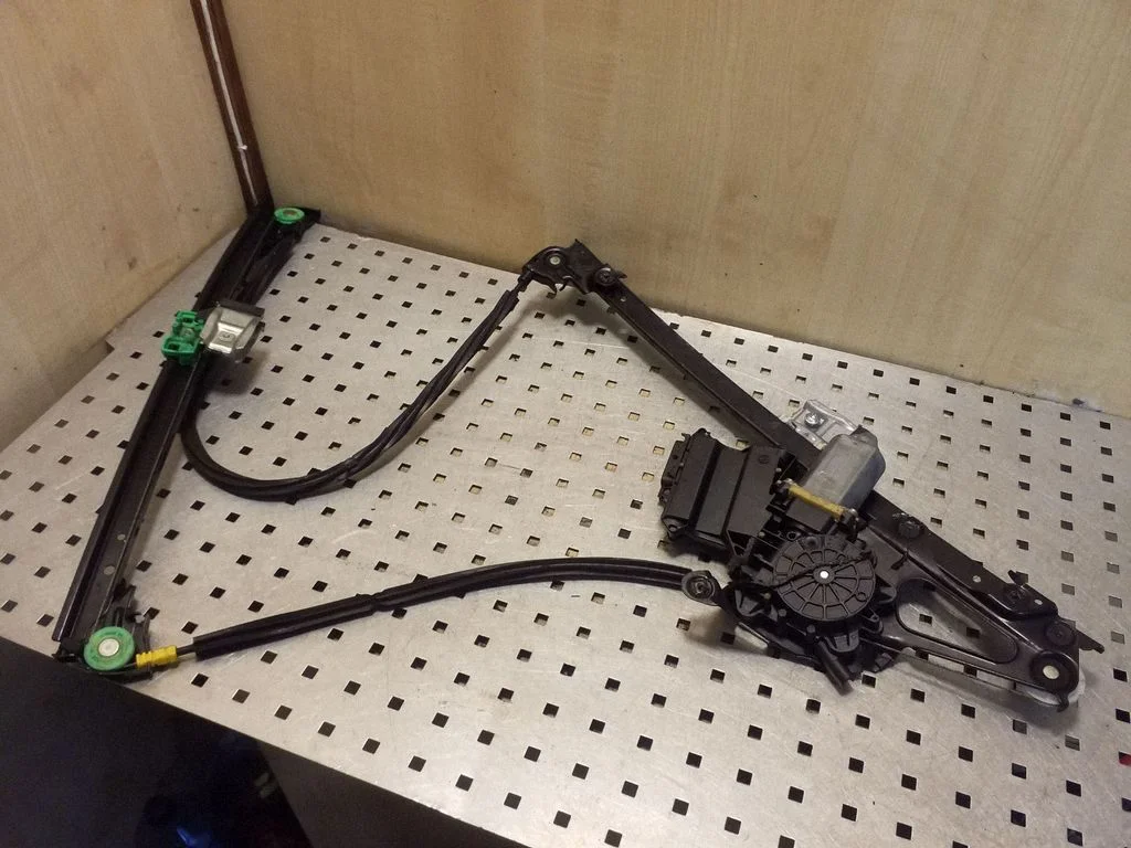 Priekinio el. lango pakėlimo mechanizmo komplektas