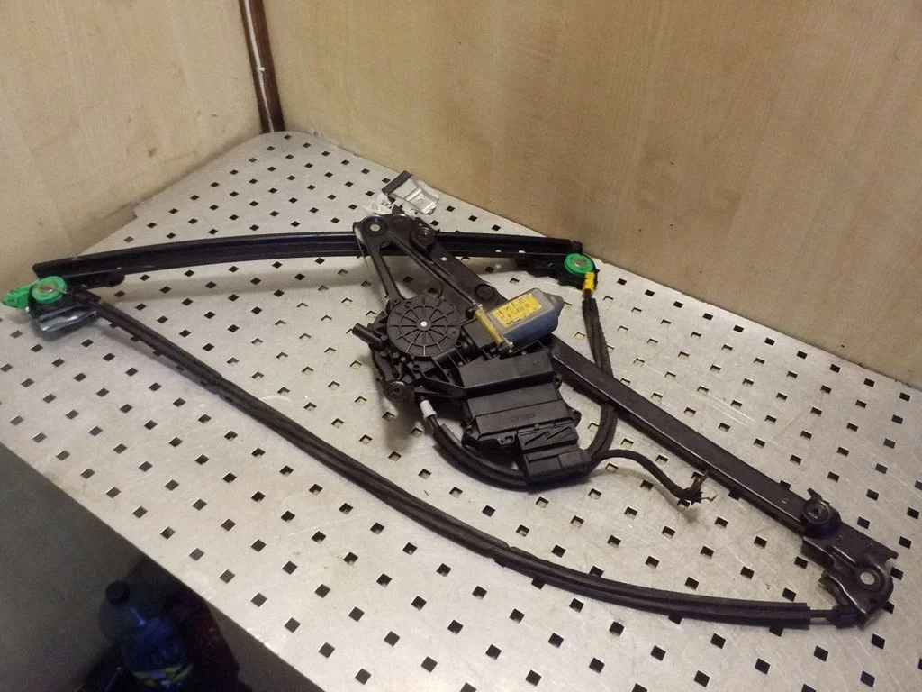 Priekinio el. lango pakėlimo mechanizmo komplektas