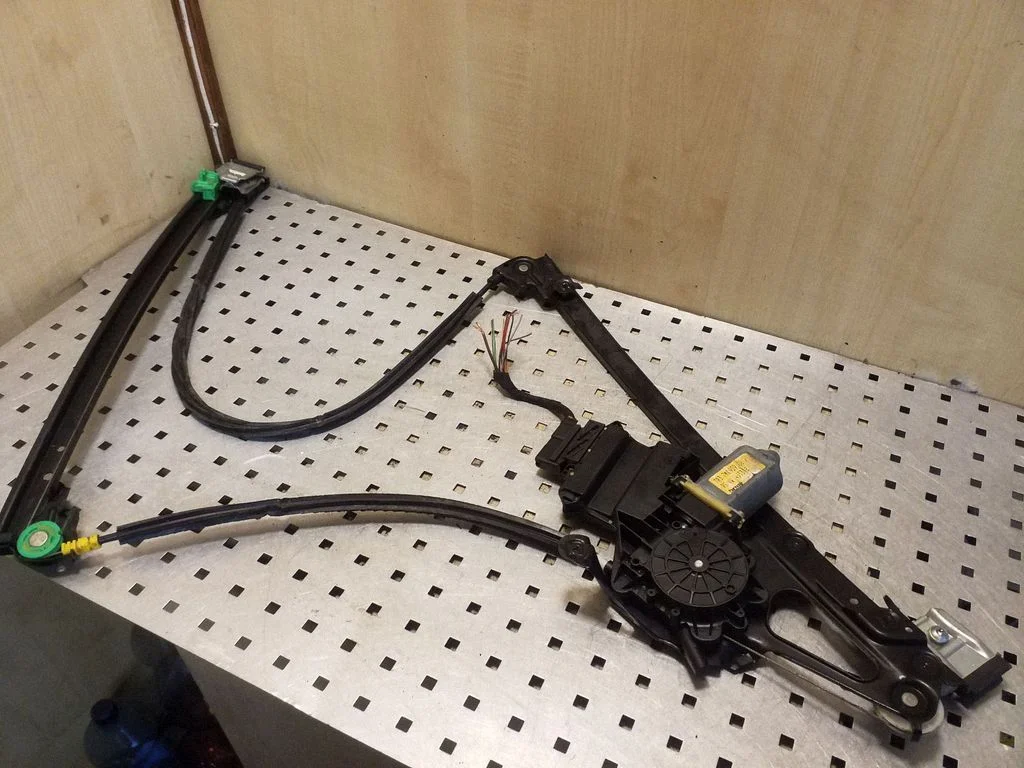 Priekinio el. lango pakėlimo mechanizmo komplektas