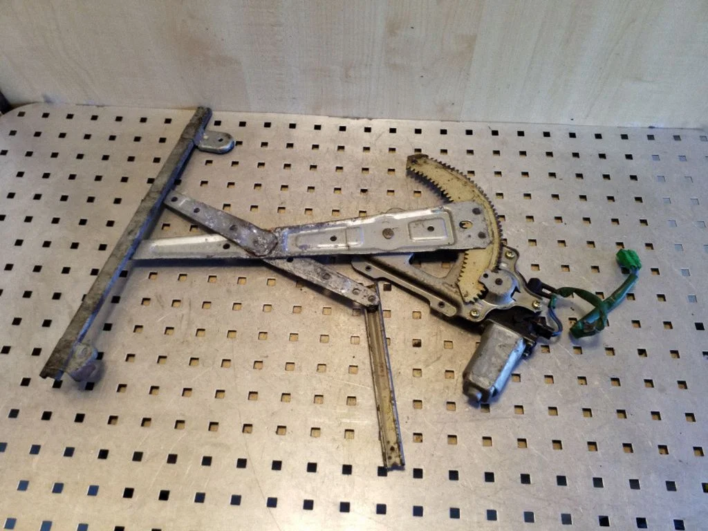 Front door window regulator with motor FC0FB