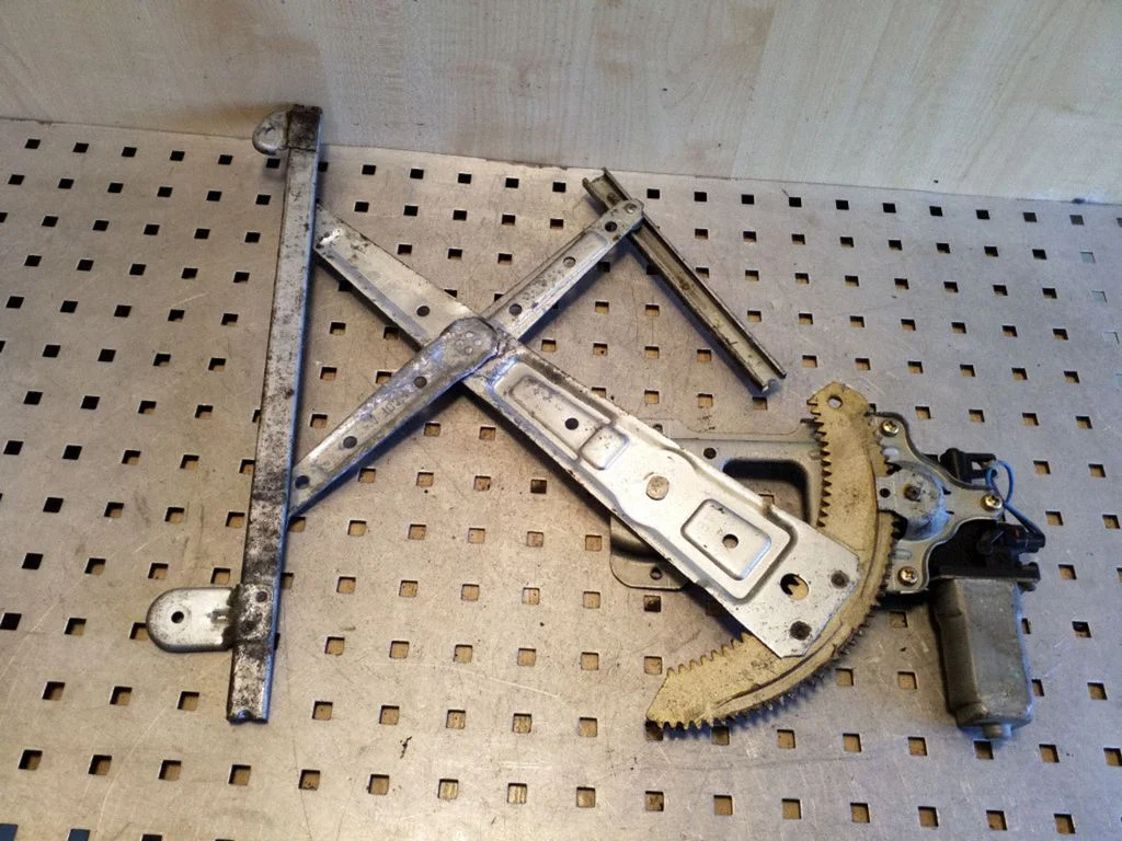 Front door window regulator with motor FC0FB