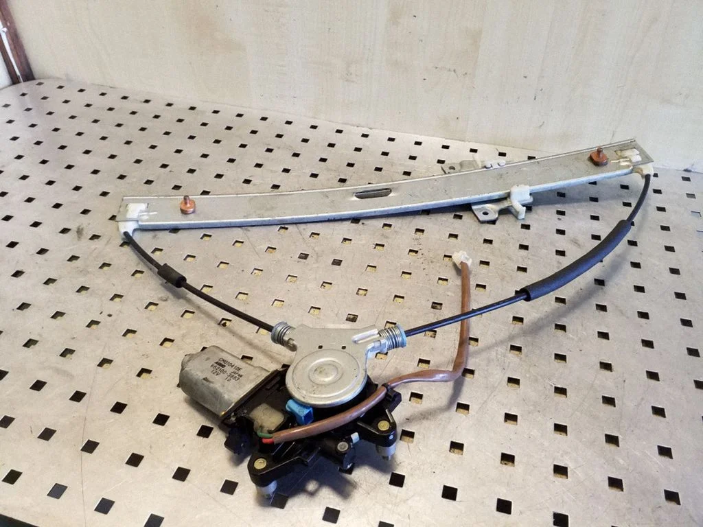 Priekšējā el. loga pacēlāja mehānisma komplekts CM010410E