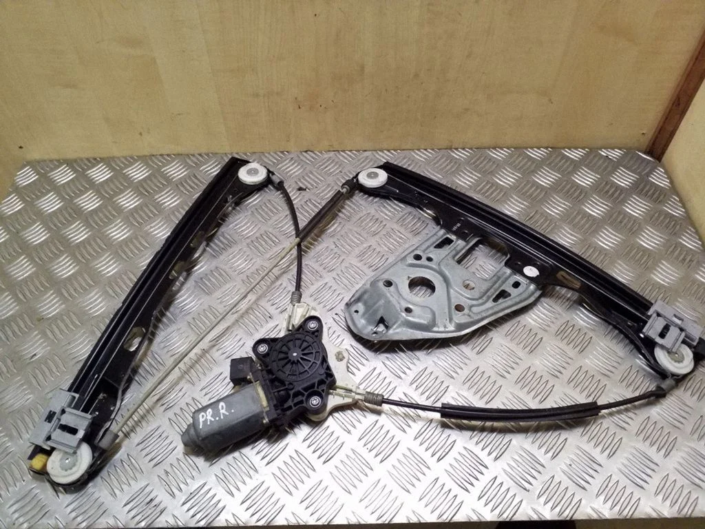 Front door window regulator with motor 119650105