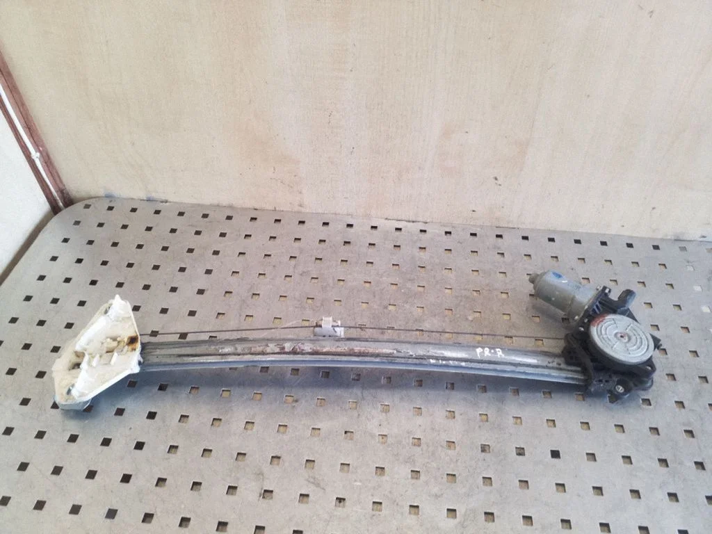 Front door window regulator with motor – right