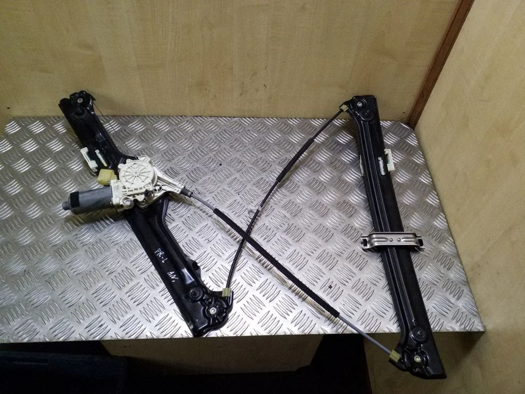 Front door window regulator with motor 7166379E