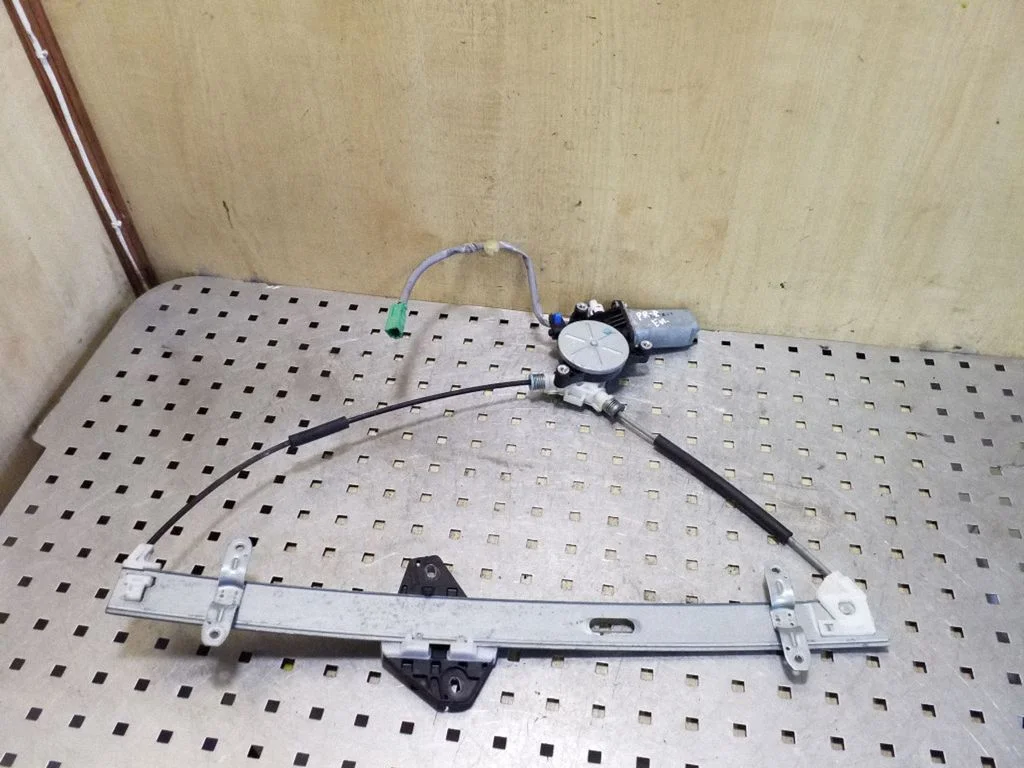 Front door window regulator with motor – right