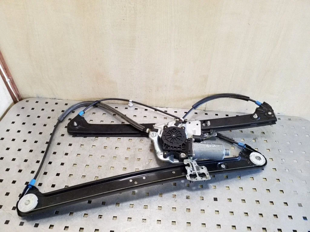 Front door window regulator with motor 8243804S