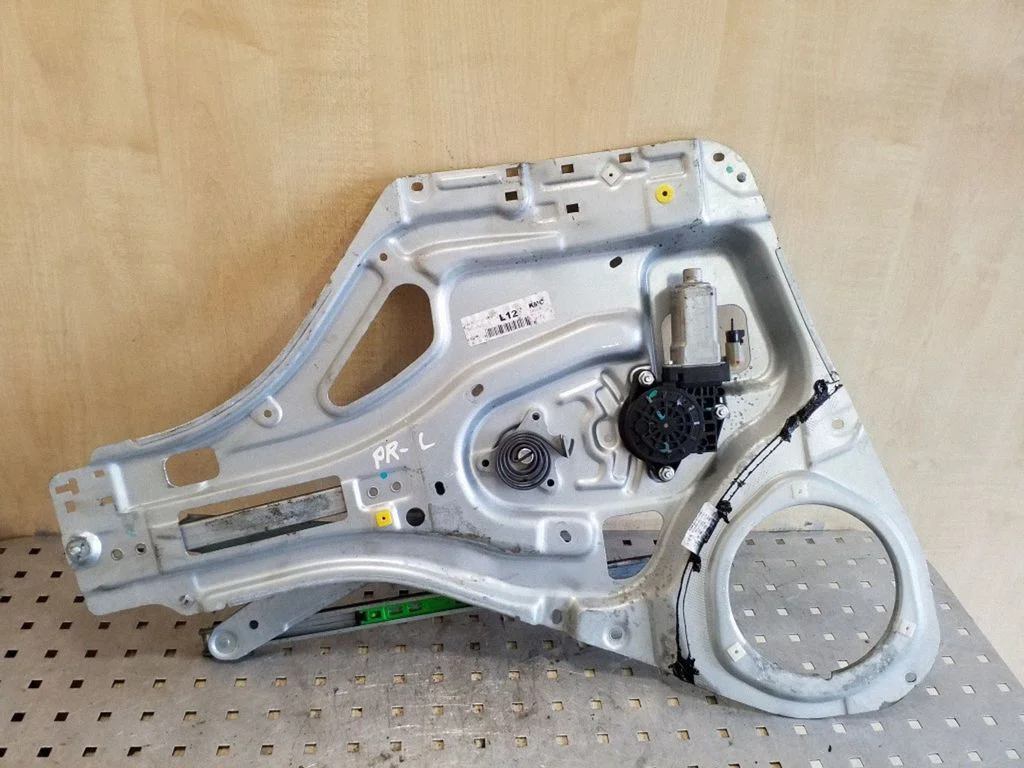 Front door window regulator with motor 824701F120