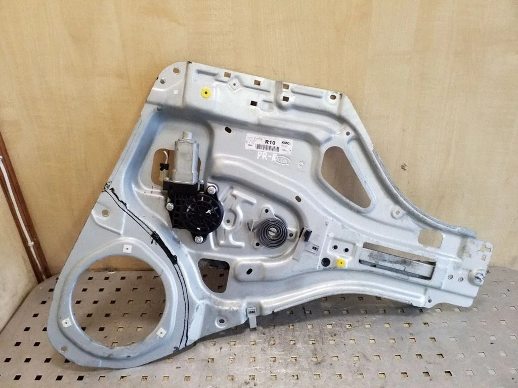 Front door window regulator with motor 824701F100