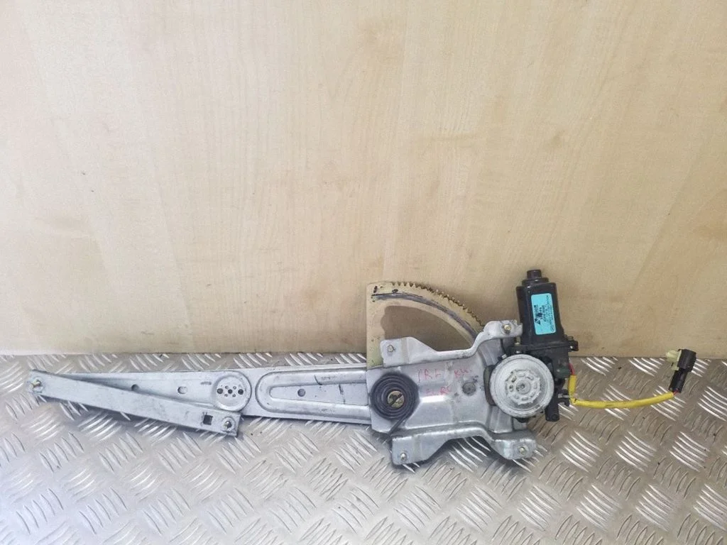 Front door window regulator with motor 824503E000