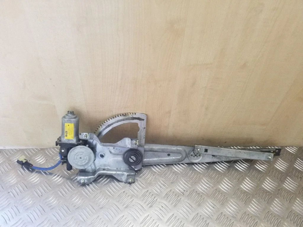 Front door window regulator with motor 824503E000