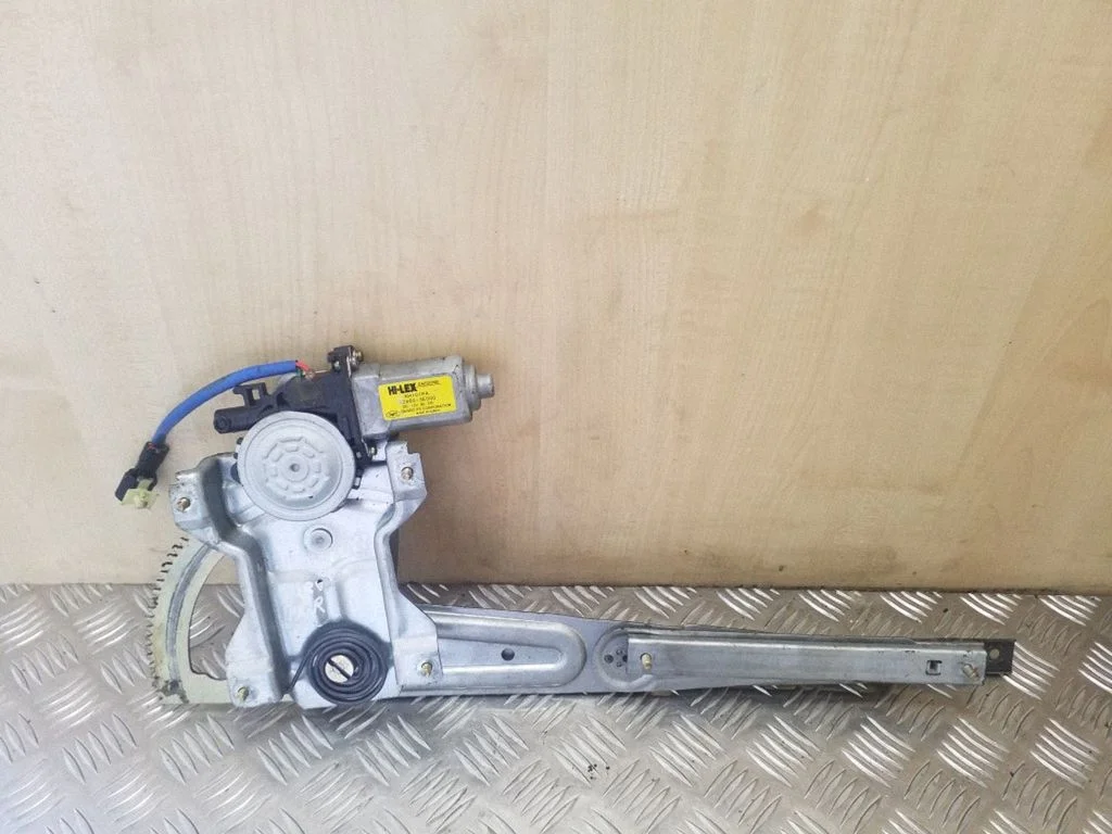 Front door window regulator with motor 824603E000