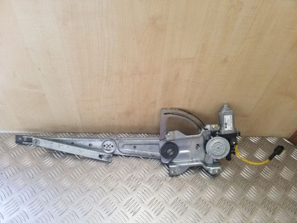 Front door window regulator with motor 824503E000