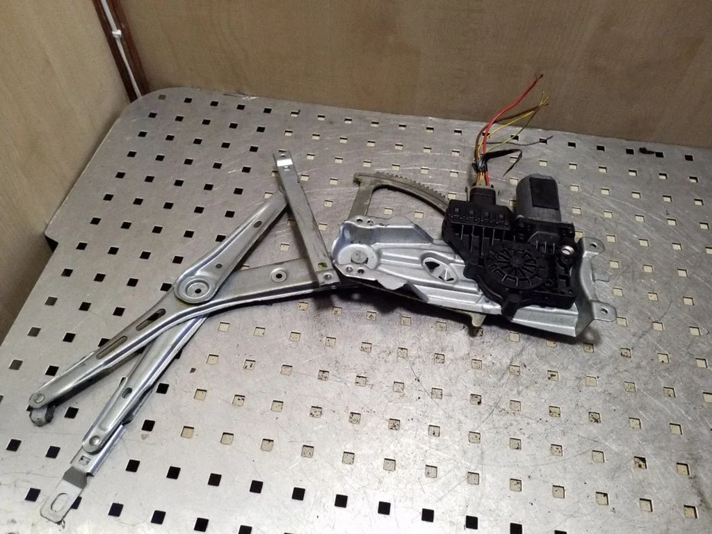 Priekinio el. lango pakėlimo mechanizmo komplektas