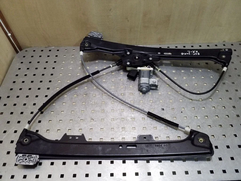 Front door window regulator with motor 7034351