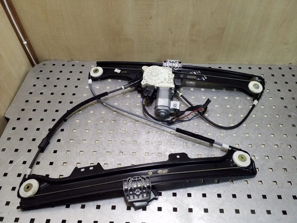 Front door window regulator with motor 7075668