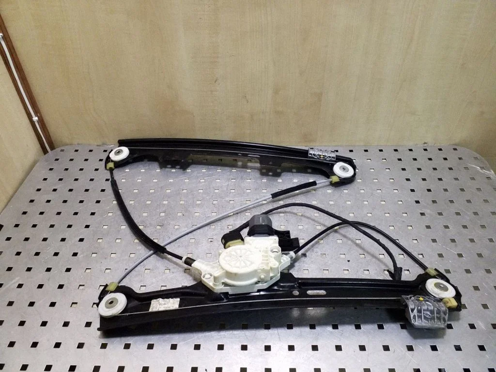 Front door window regulator with motor 7184741