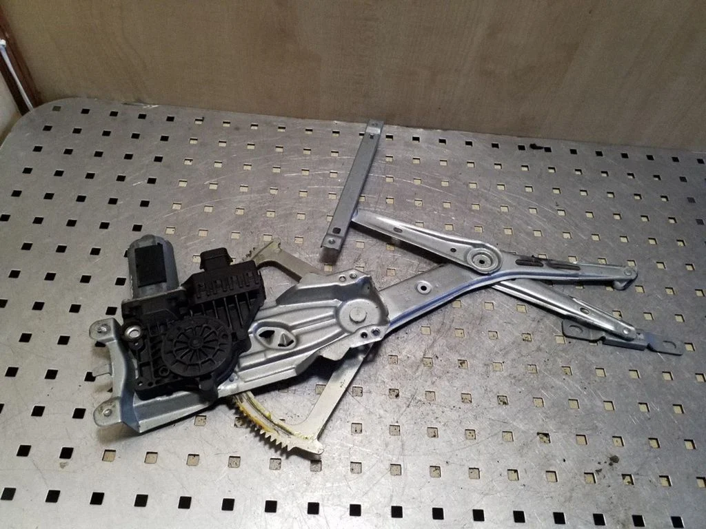Priekinio el. lango pakėlimo mechanizmo komplektas
