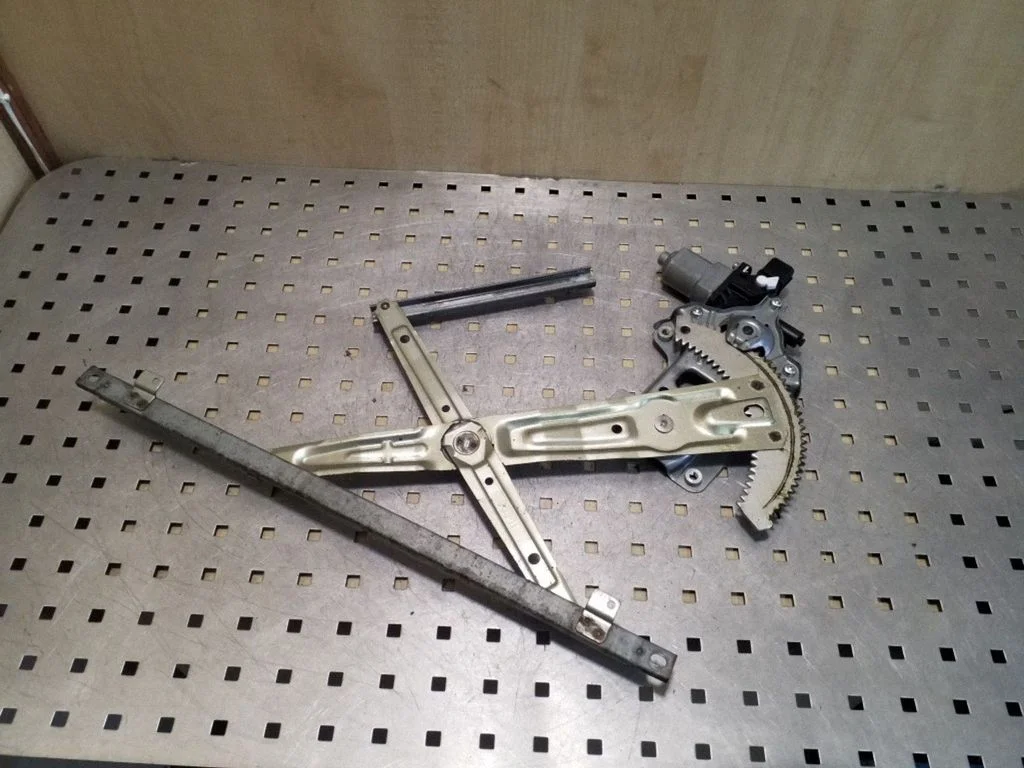Front door window regulator with motor 5713A086