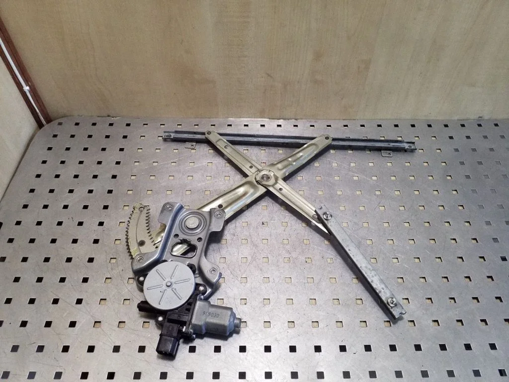 Front door window regulator with motor 5713A085