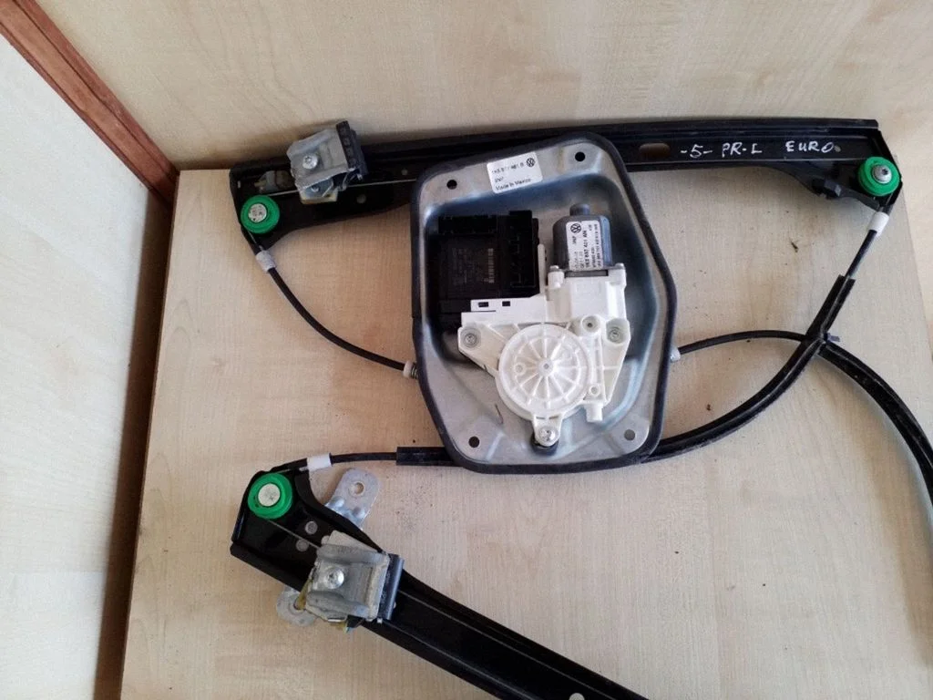 Front door window regulator with motor 1K0959793P
