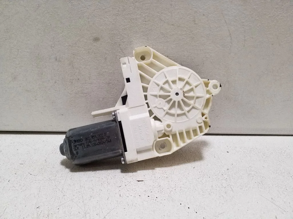 Priekšējā loga pacēlāja motoriņš 8K0959802B