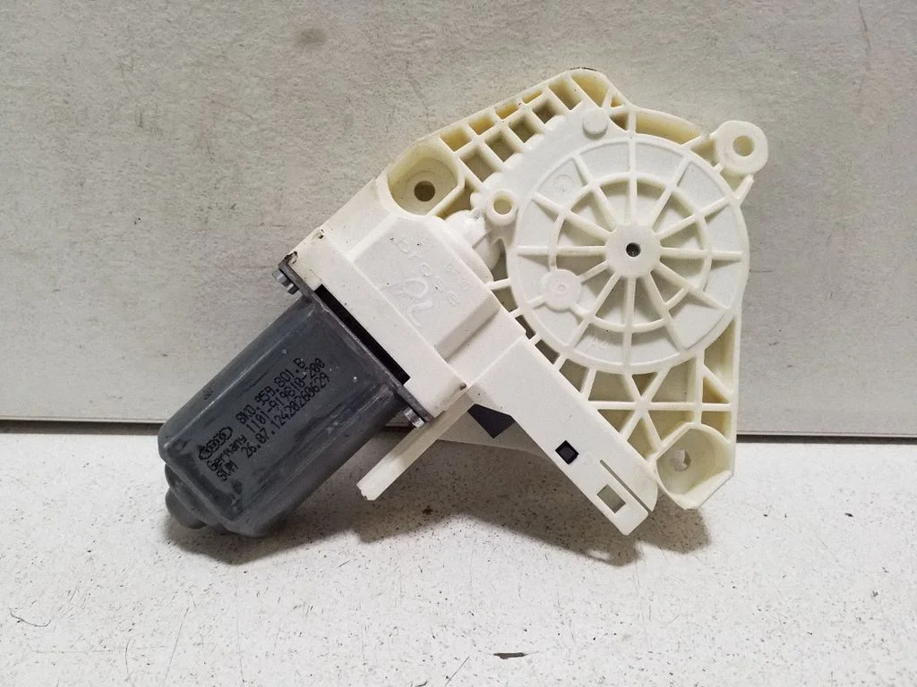 Priekšējā loga pacēlāja motoriņš 8K0959801B