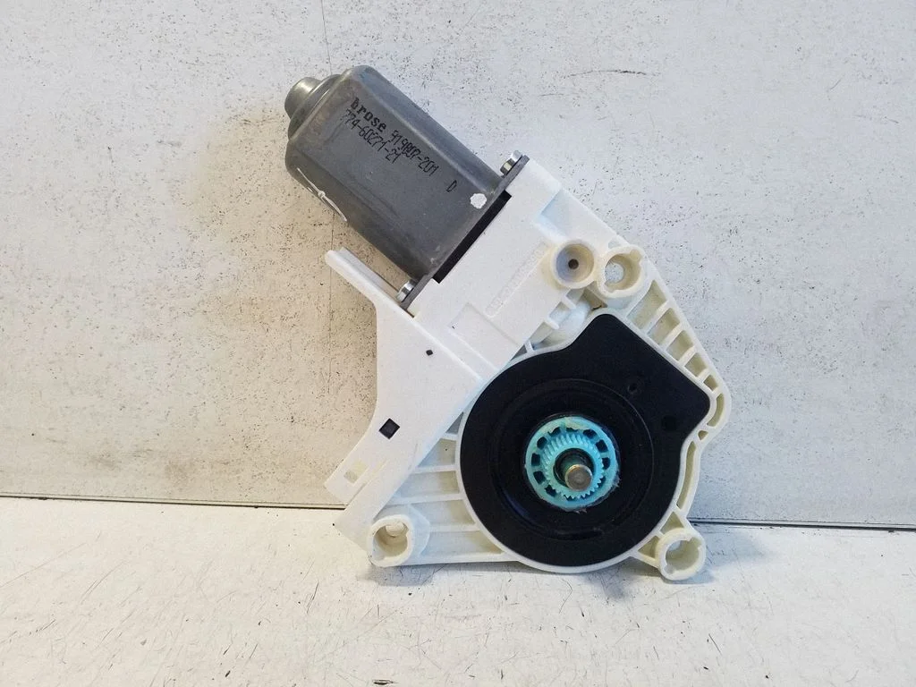 Priekšējā loga pacēlāja motoriņš 8K0959802B