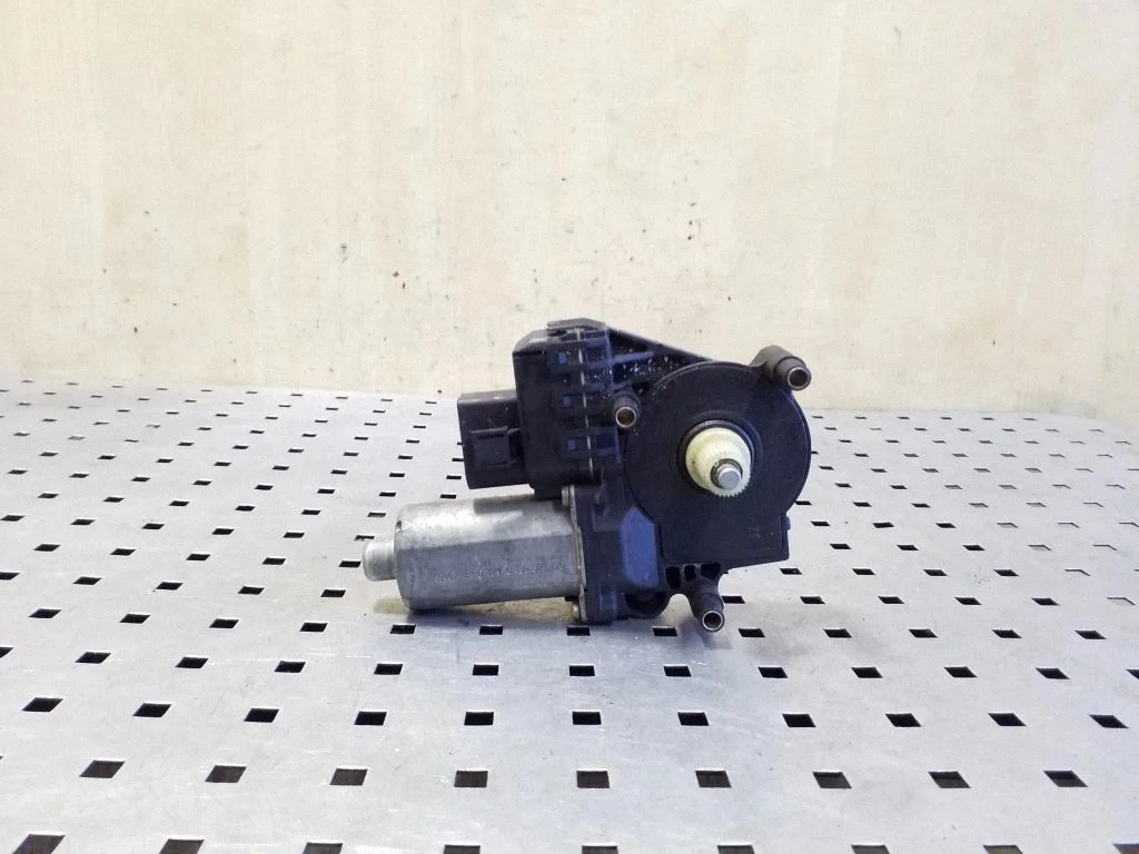 Priekšējā loga pacēlāja motoriņš 0130821775