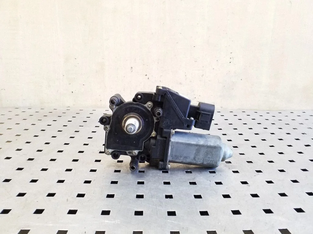 Front door window regulator motor 114180101
