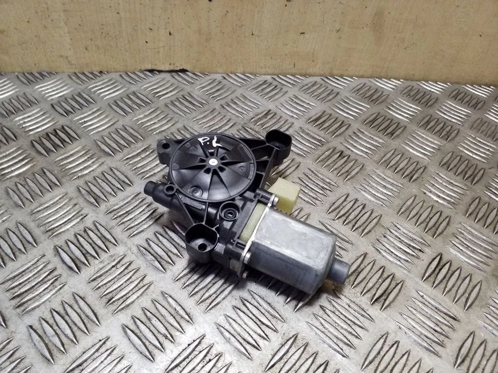 Front door window regulator motor 0130822717