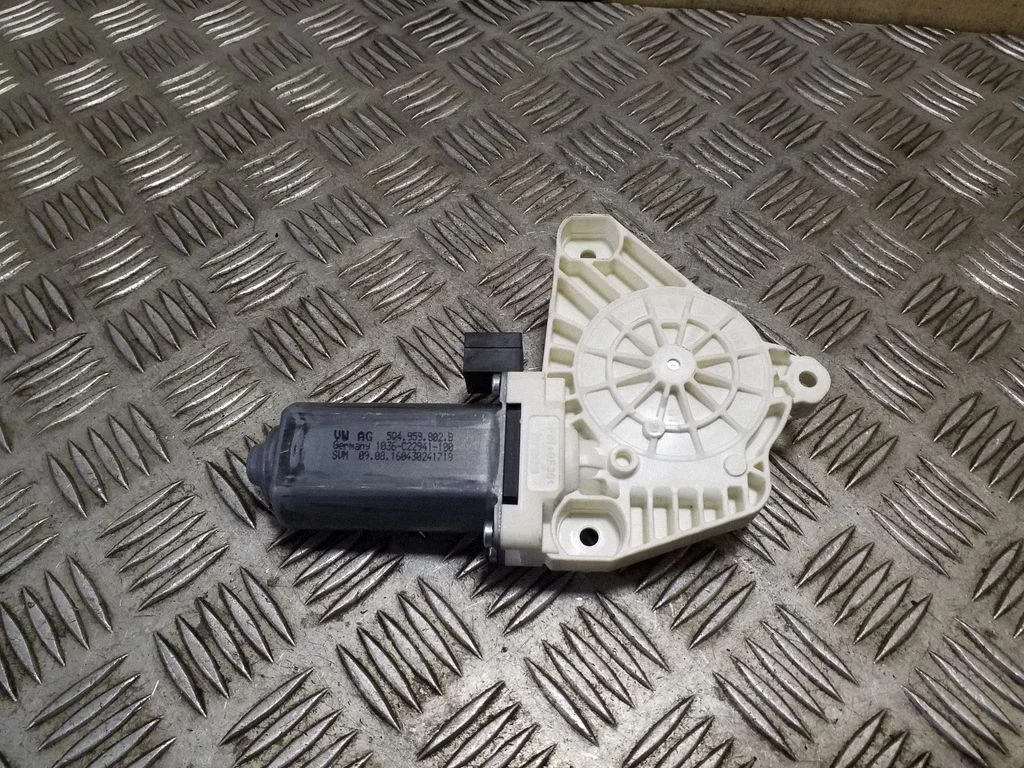 Priekšējā loga pacēlāja motoriņš 5Q4959802B