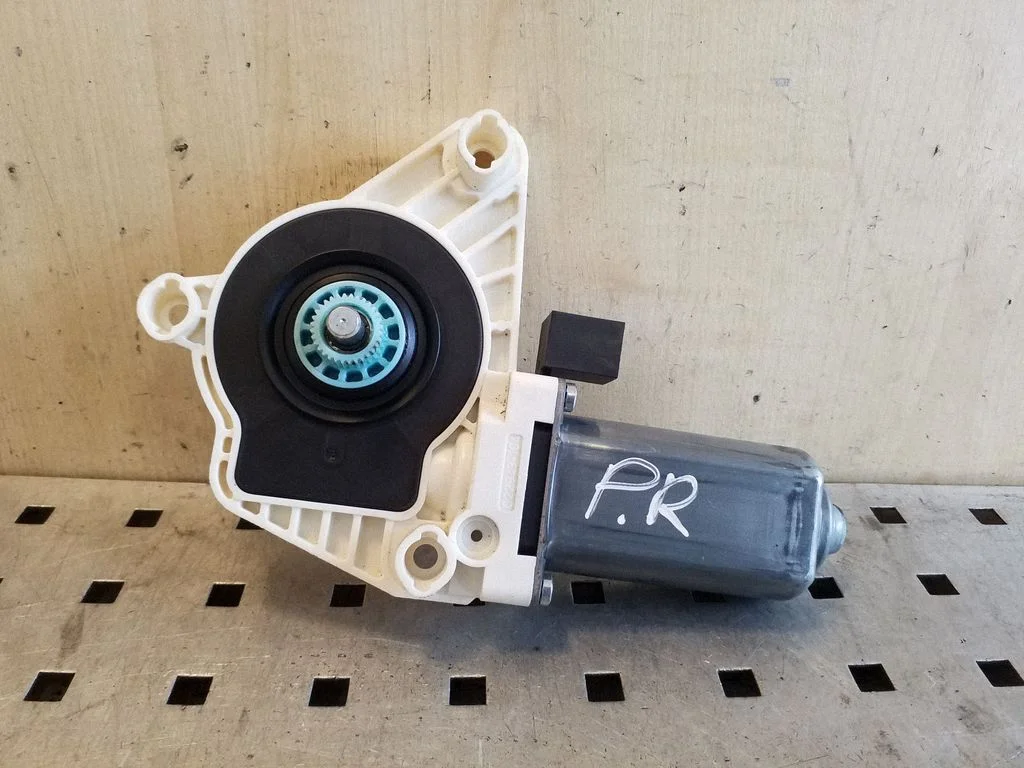 Priekšējā loga pacēlāja motoriņš 5Q4959802B